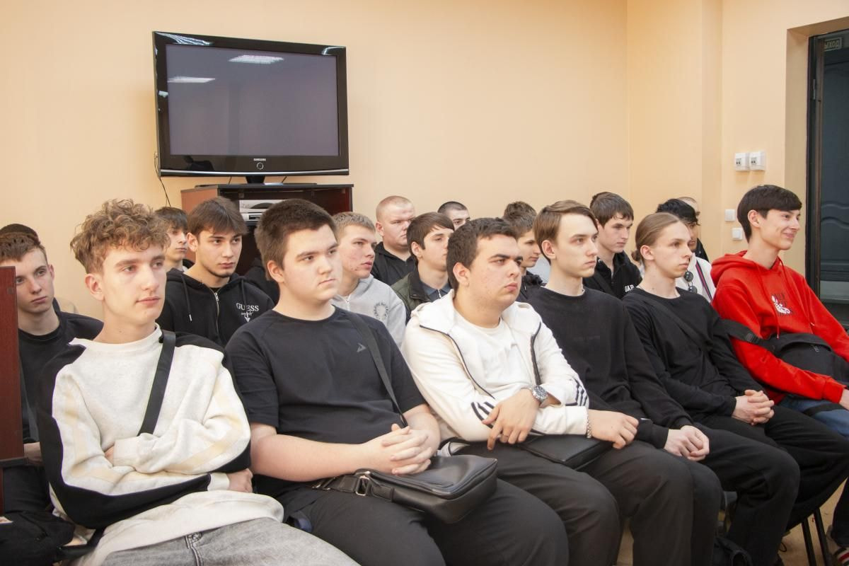 В Криму вимагають списки студентів для агітації на контрактну службу в армію рф